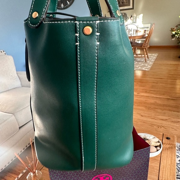Tory Burch Miller Bucket Bag Green - Picture 5 of 15